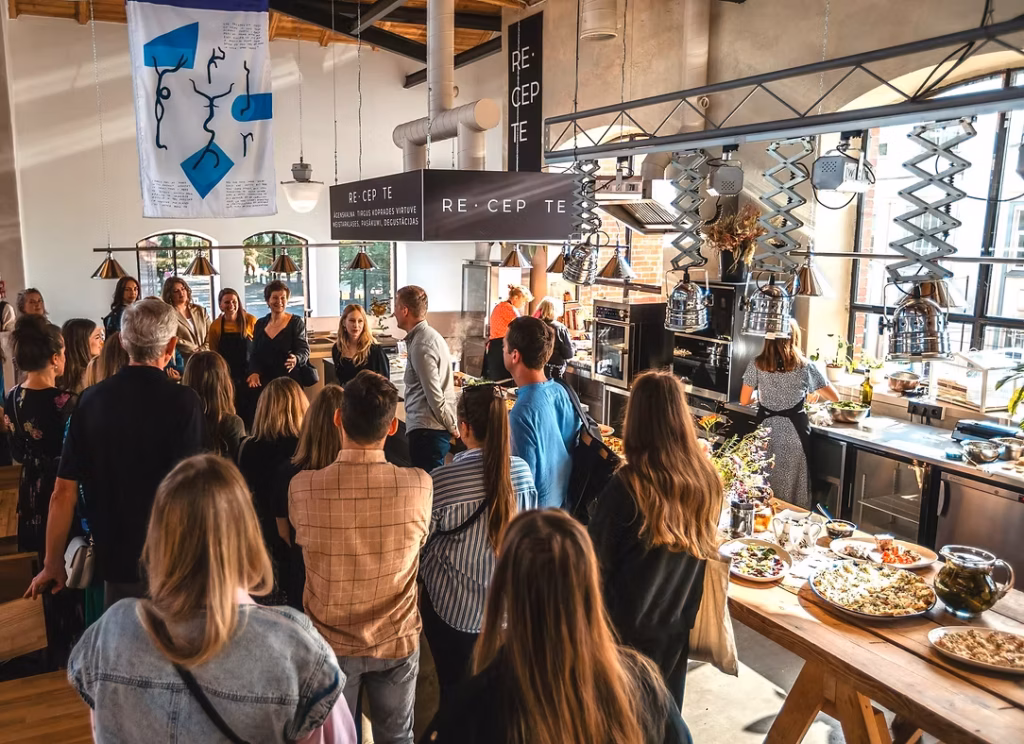 Historical tour at Āgenskalns market